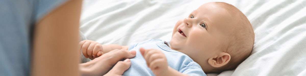 Coliques chez bébé : comment les apaiser naturellement